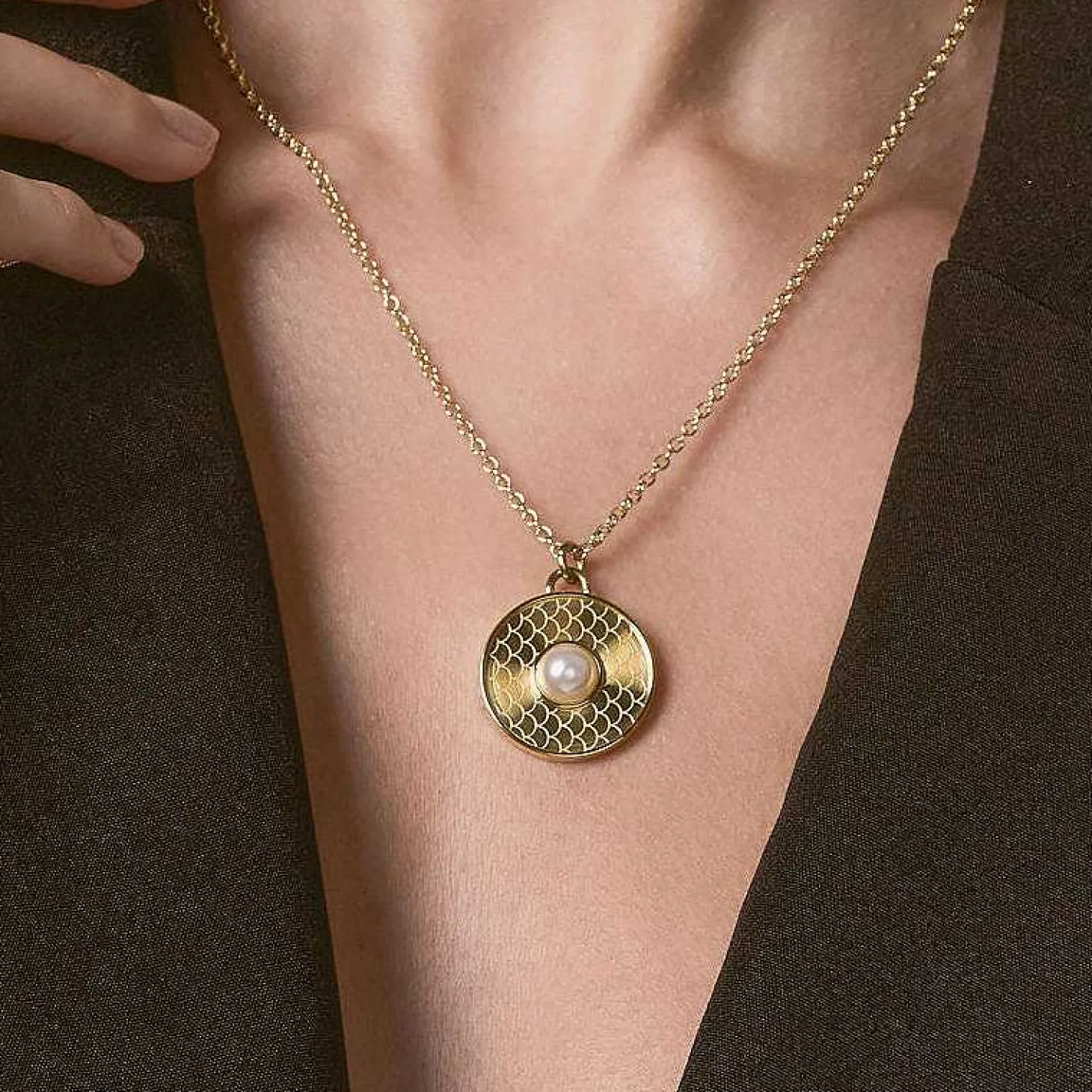 Salamander Cabochon Pearl & Gold Necklace